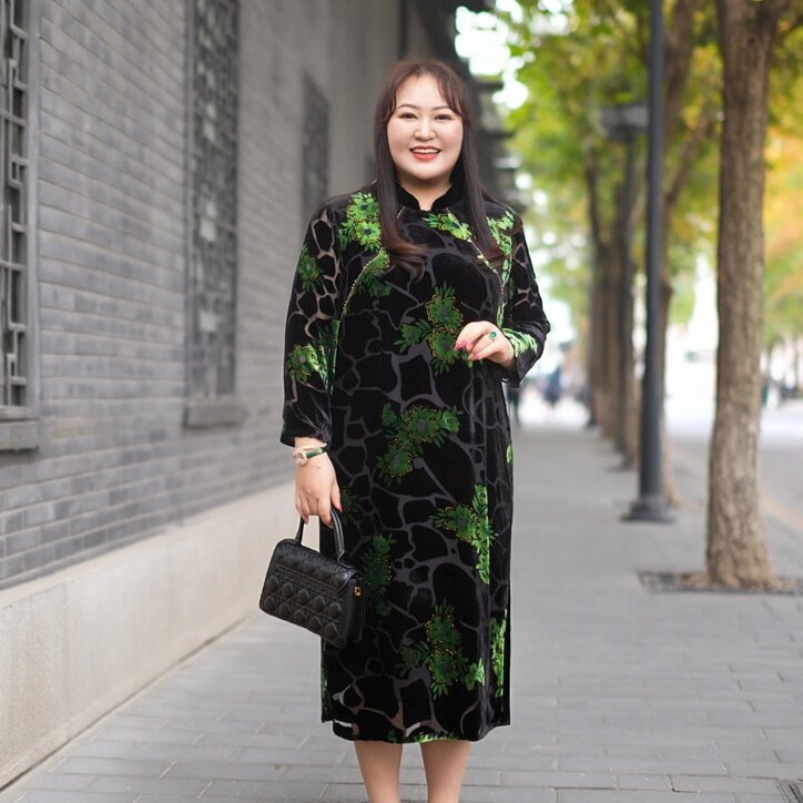 今年流行春装女2026年新款气质真丝绒连衣裙女高级感胖mm大码女装