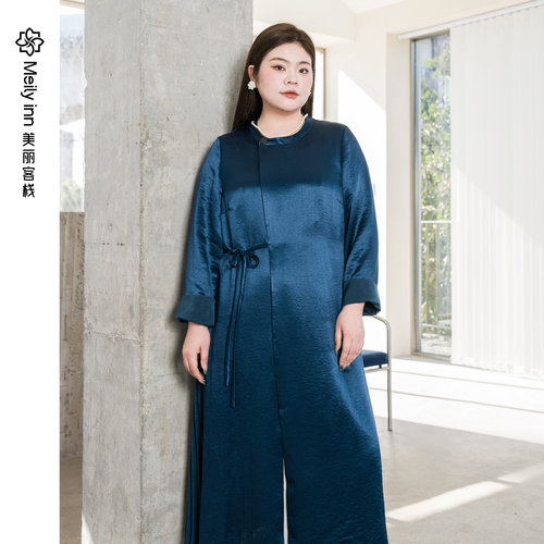 美丽客栈醋酸压褶蓝色缎面风衣女