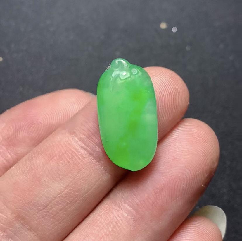 天然缅甸翡翠A货冰种冰种起光正阳绿福瓜。21.5*11.3*3.5mm