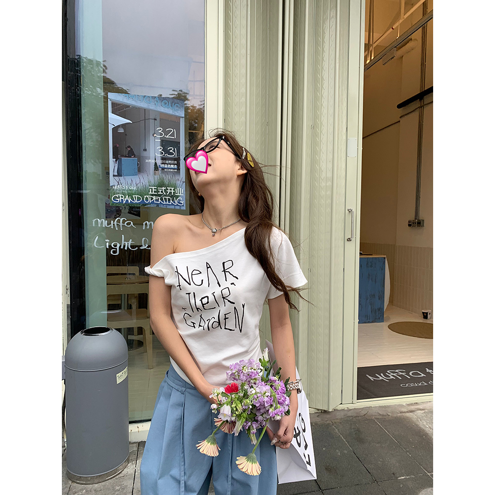 荒荒家 斜肩不规则印花T2025夏季新款小众心机设计露肩字母短袖女