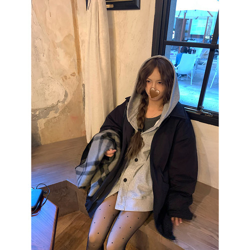 荒荒家 黑扣子连帽卫衣外套2026冬季新款灰色叠穿运动休闲上衣女