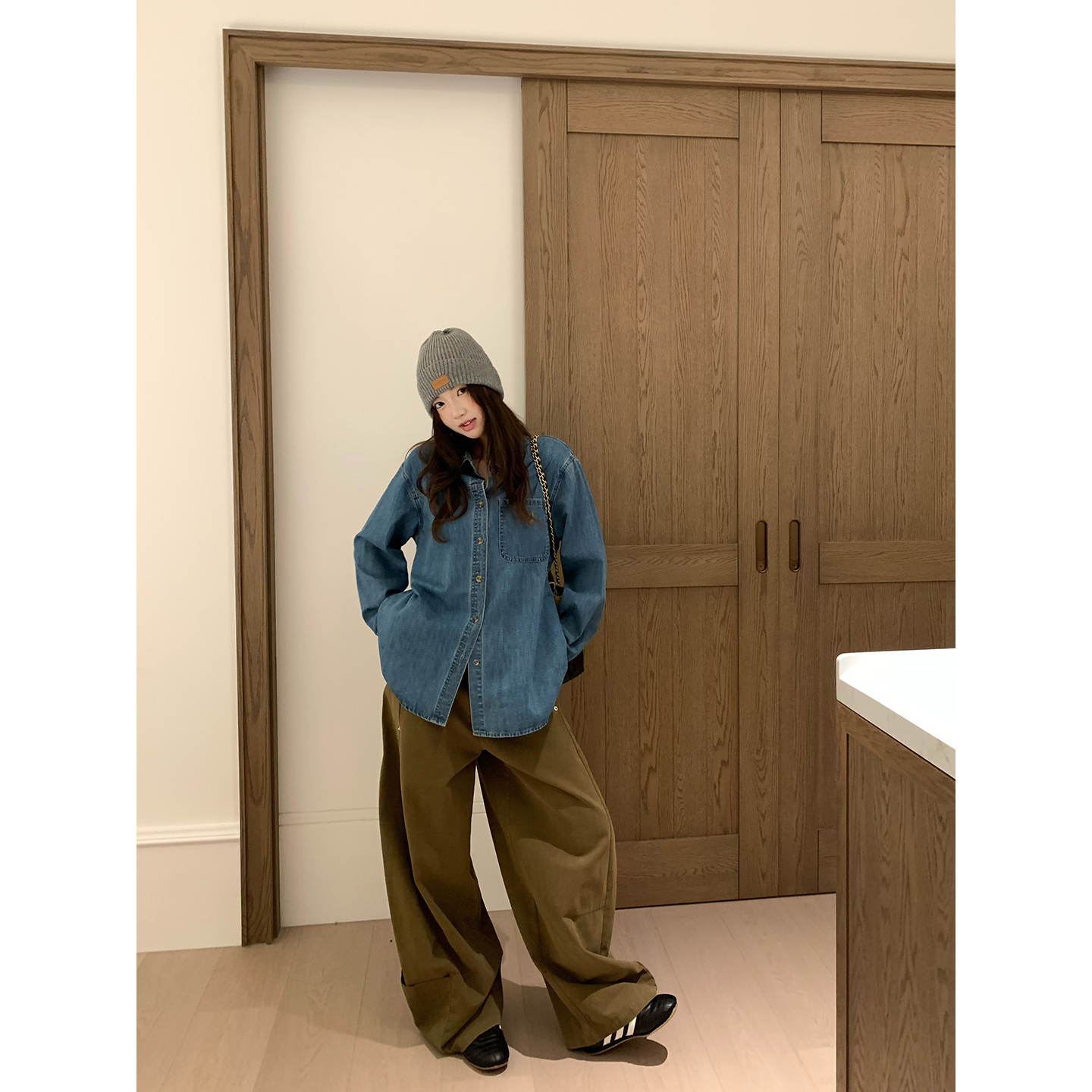 荒荒家刺绣口袋牛仔衬衫2025秋季新款经典蓝色宽松休闲衬衣外套女