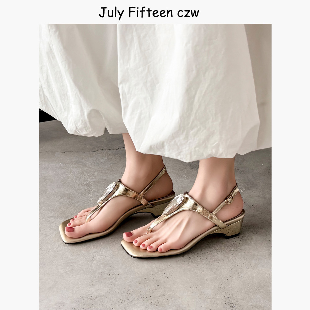 韩版水钻夹趾一字带凉鞋女2026夏季新款名媛风气质方头粗跟凉鞋