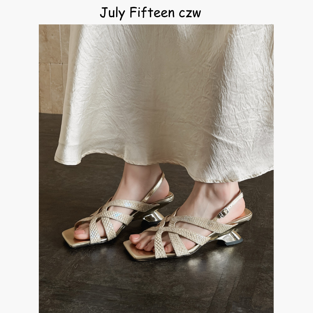 珍珠鱼皮韩版编织5cm坡跟一字带凉鞋女2026夏季新款方头露趾凉鞋