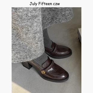 女粗跟一脚蹬通勤老钱风单鞋 乐福鞋 英伦风山茶花扣高跟鞋 2026新款