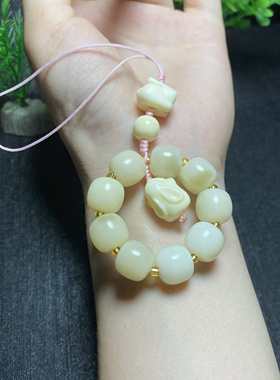 菩提根搭配象牙果雕刻件雕工精美，手机链包链车链等挂件