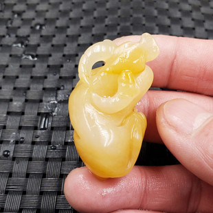 高档精美天然玉石黄龙玉牛挂件鸡油黄立体生肖牛吊坠玉石牛玉坠