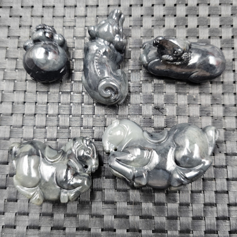 新疆和田玉生肖马玉石挂件青花黑花生肖猪羊吊坠项链坠玉坠