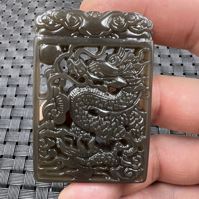 新疆和田外蒙料生肖龙挂件烟紫色龙牌吊坠仿玉石双面雕刻镂空吊坠