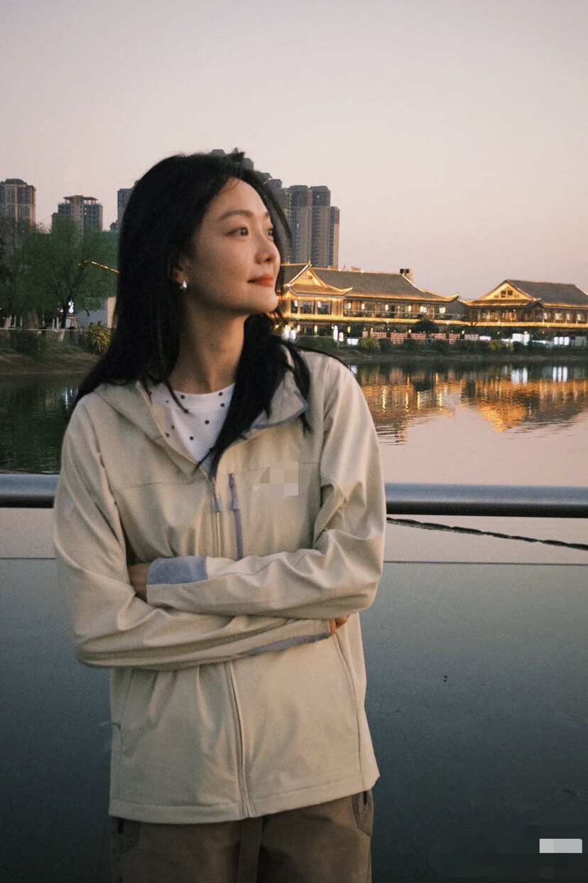 25新款日单美山女士户外防风防泼水连帽软壳外套p1