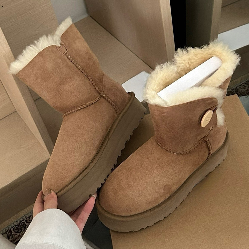 现货~桑坡超尖版~羊皮毛一体雪地靴女中筒厚底2025冬季新款木扣子