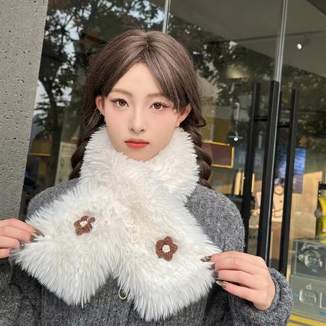 可爱小花冬季毛绒围脖女短款护颈兔毛纯色加厚学生交叉白色小围巾