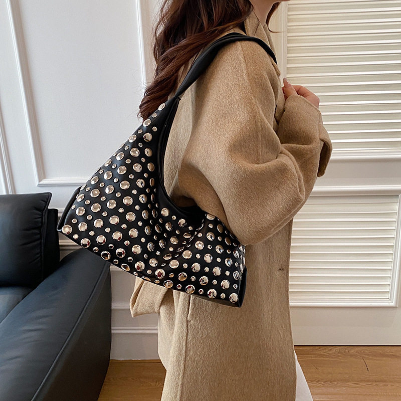 复古小众腋下水桶包女2026新款欧美时尚铆钉单肩包休闲百搭通勤包