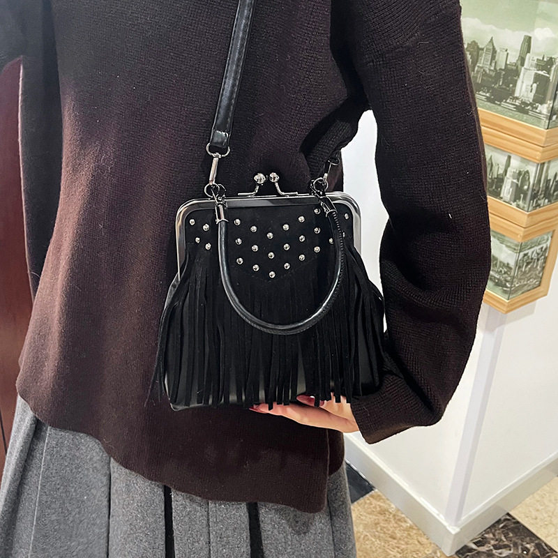 春季今年流行包包2026新款韩版时尚铆钉单肩包女士斜挎流苏贝壳包,箱包皮具/热销女包/男包,通用款女包,淘宝优惠券,粉丝福利购,淘宝优惠卷