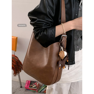 复古大容量腋下包包女2025新款 简约宽肩带单肩斜挎包百搭水桶包