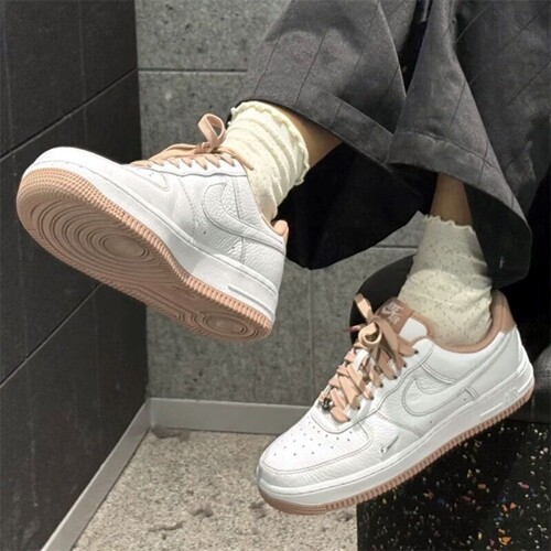 耐克AF1女子白粉低帮休闲板鞋