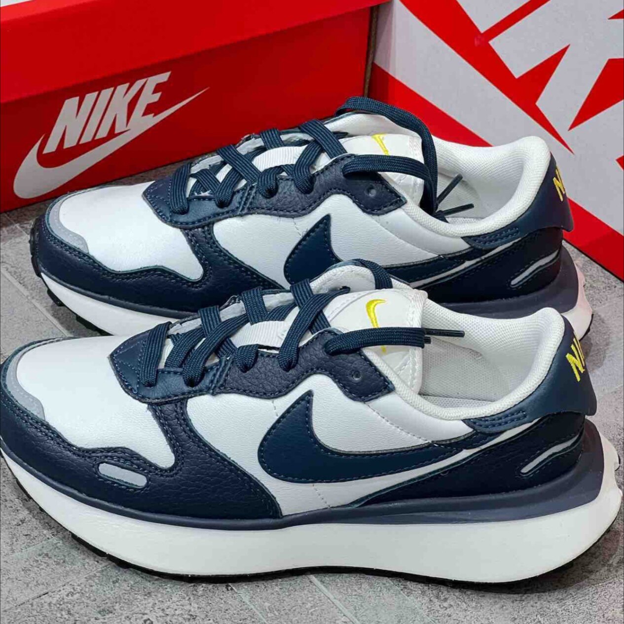 NIKE PHOENIX WAFFLE 女子复古轻便休闲跑步鞋 FQ8721-101-200 - 实物图