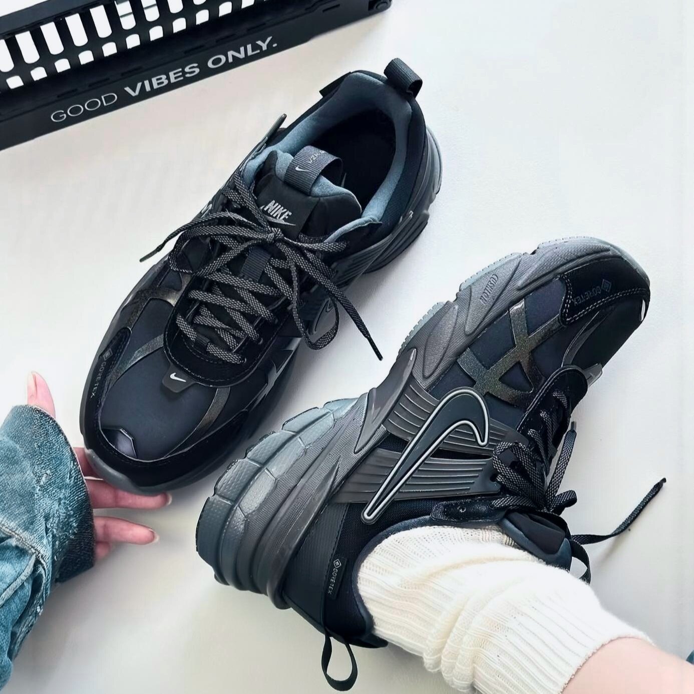 NIKE V2K RUN GTX 女士户外防滑防水耐磨跑步鞋 FZ2622-001-004