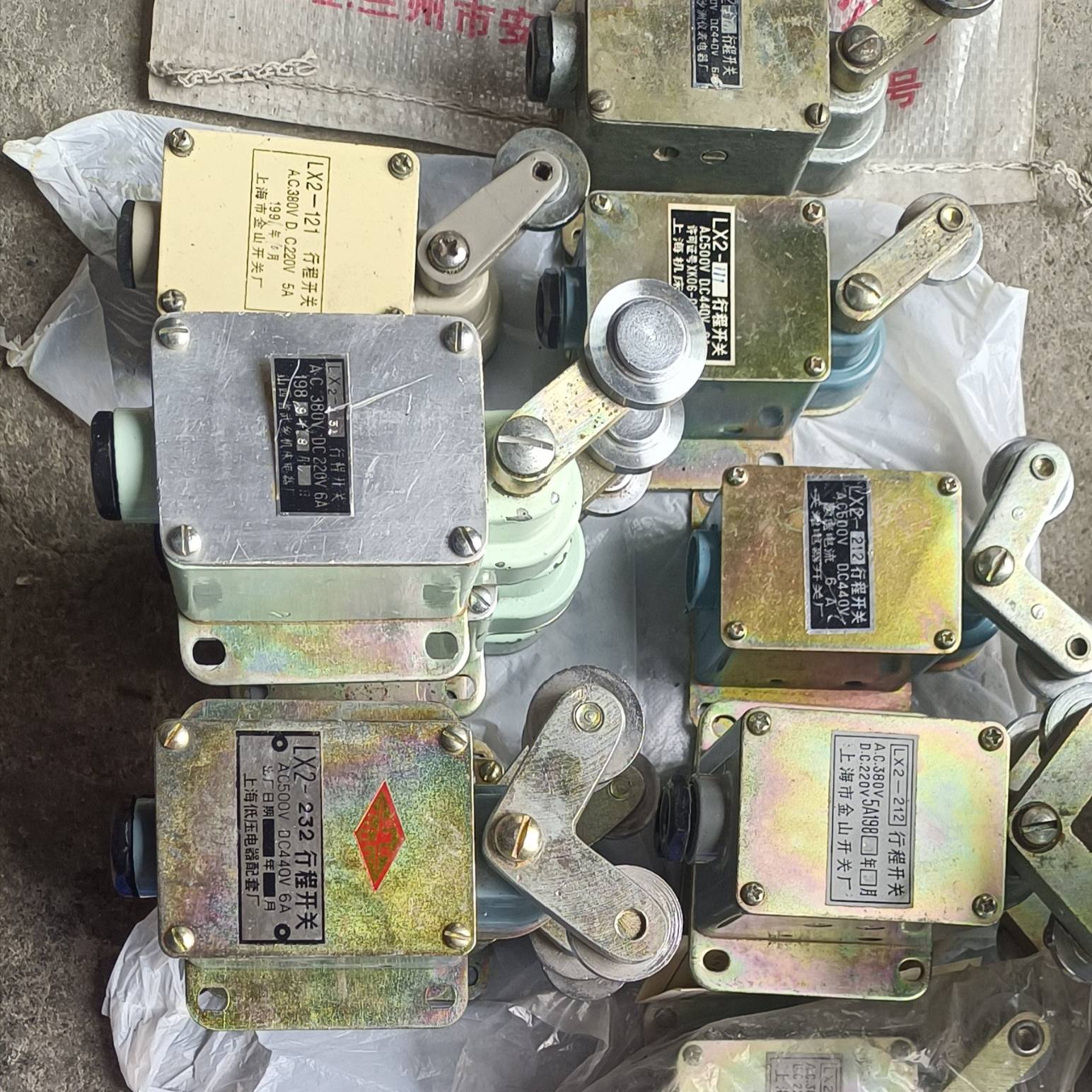 行程开关LX2一212的4只，LX2一1议价 维修！！！