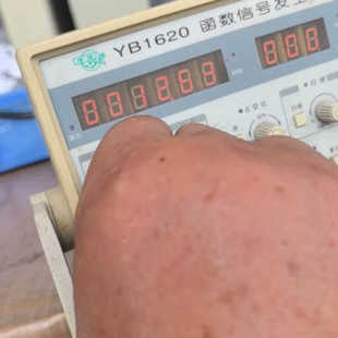 一台绿扬YB1620函数信号发生器，正常通电，实物拍照如议价也可维