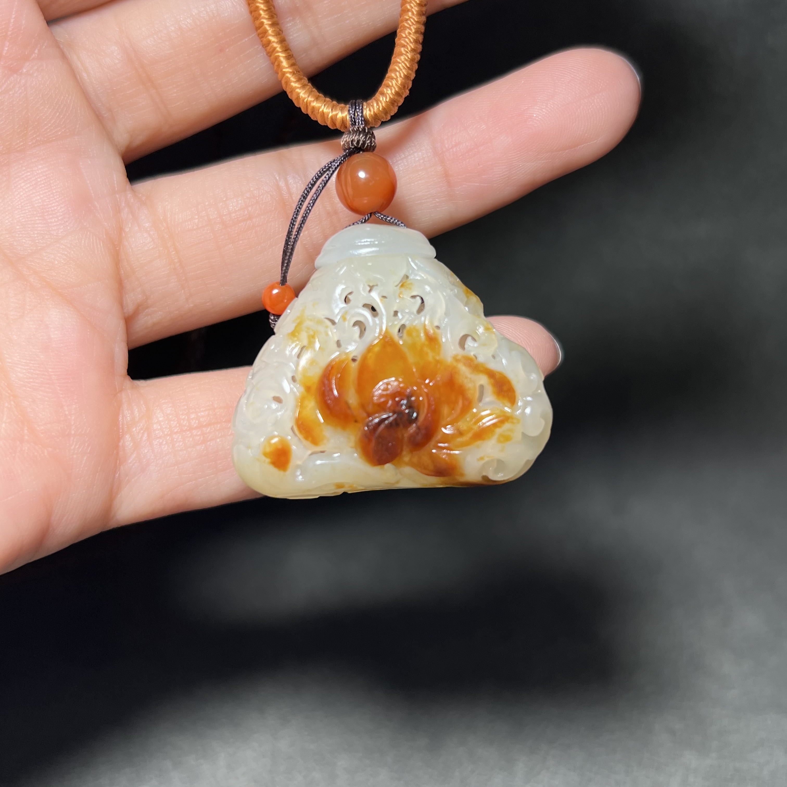 新疆和田玉白玉籽料红皮荷花香囊挂件苏工精品男女款精品玉坠玉佩