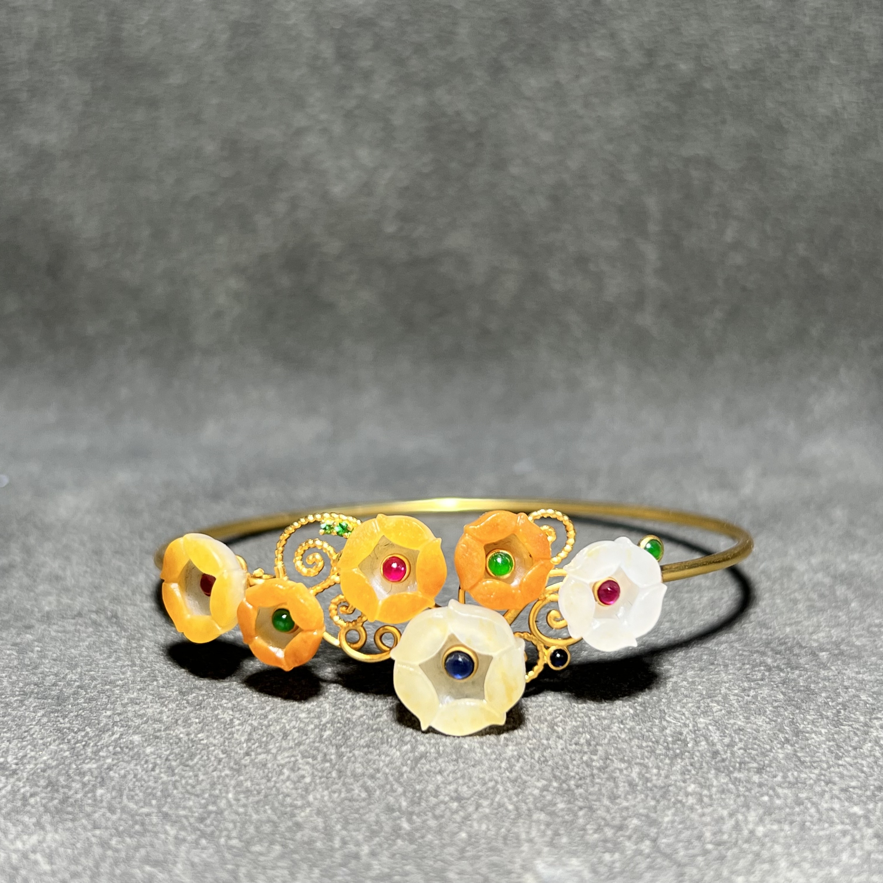 和田玉白玉黄沁籽料满皮梅花手镯18k金镶嵌镯子56mm 卡镯活扣女士
