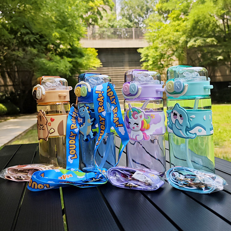 新款小恐龙独角兽卡皮巴拉小孩儿童双饮口吸管方形斜跨背带塑料杯