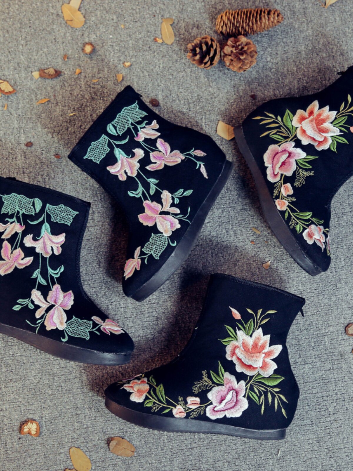 WOMENS BOOTS AUTUMN AND WINTER NEW TWO COTTON BOOTS SHORT BOOTS CHINESE STYLE RETRO CLOTH BOOTS VELVET ETHNIC STYLE EMBROIDERED BOOTS CLOTH SHOES NAKED BOOTS
