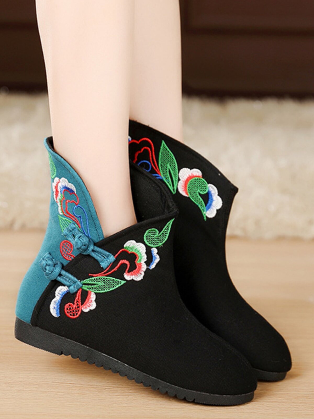 AUTUMN AND WINTER BOOTS WINTER OLD BEIJING CLOTH SHOES FLAT FLAT HEEL EMBROIDERED BOOTS ETHNIC STYLE BUCKLE SHOES WOMENS BOOTS COTTON BOOTS CLOTH BOOTS