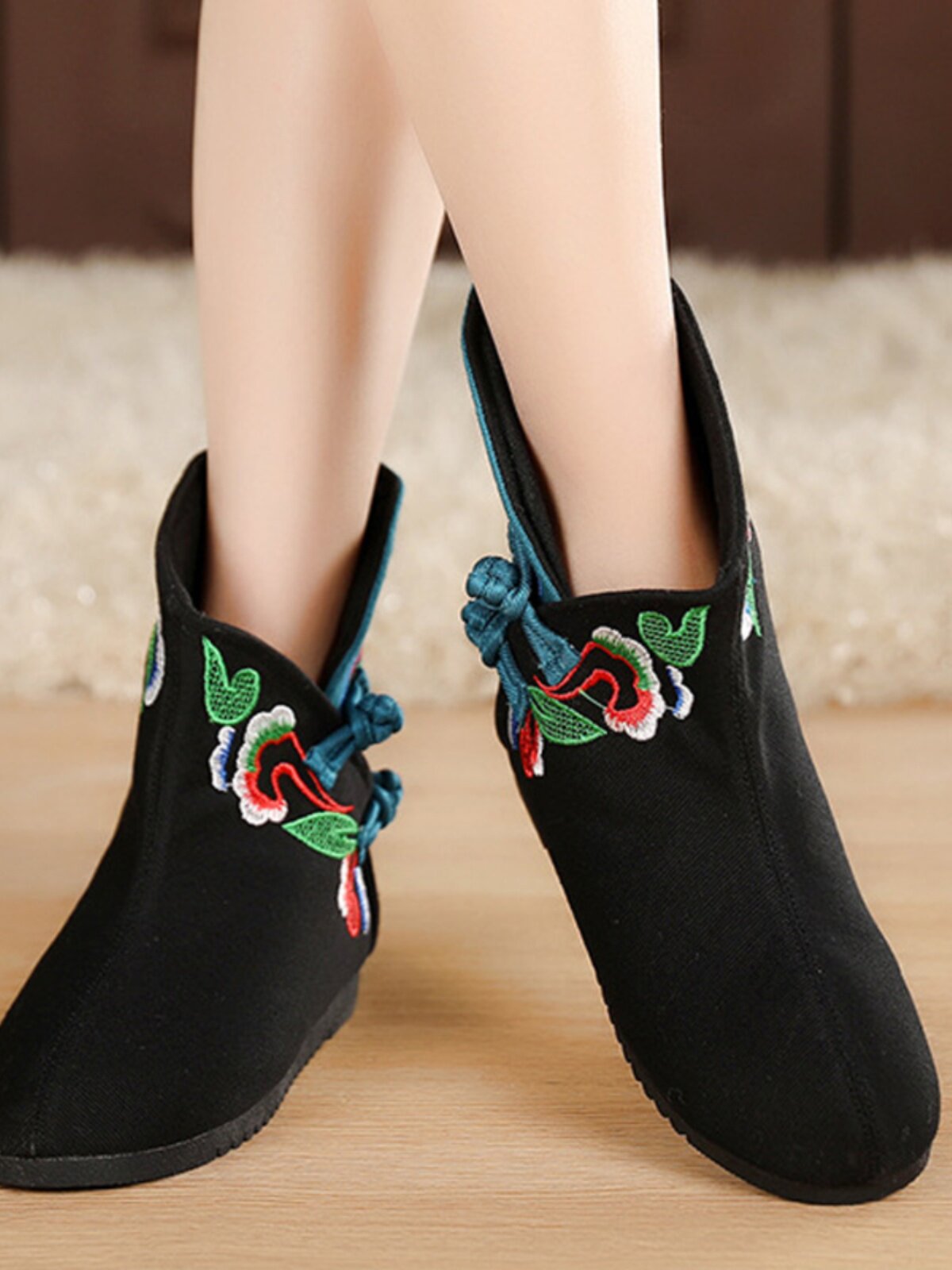 AUTUMN AND WINTER BOOTS WINTER OLD BEIJING CLOTH SHOES FLAT FLAT HEEL EMBROIDERED BOOTS ETHNIC STYLE BUCKLE SHOES WOMENS BOOTS COTTON BOOTS CLOTH BOOTS