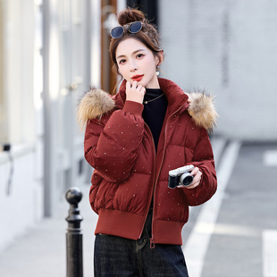 红色貉子毛领羽绒服女短款2025冬巨好看细闪收腰保暖90白鸭绒外套