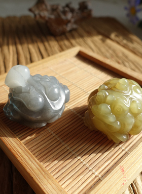 青花籽料三足金蟾黑白分明