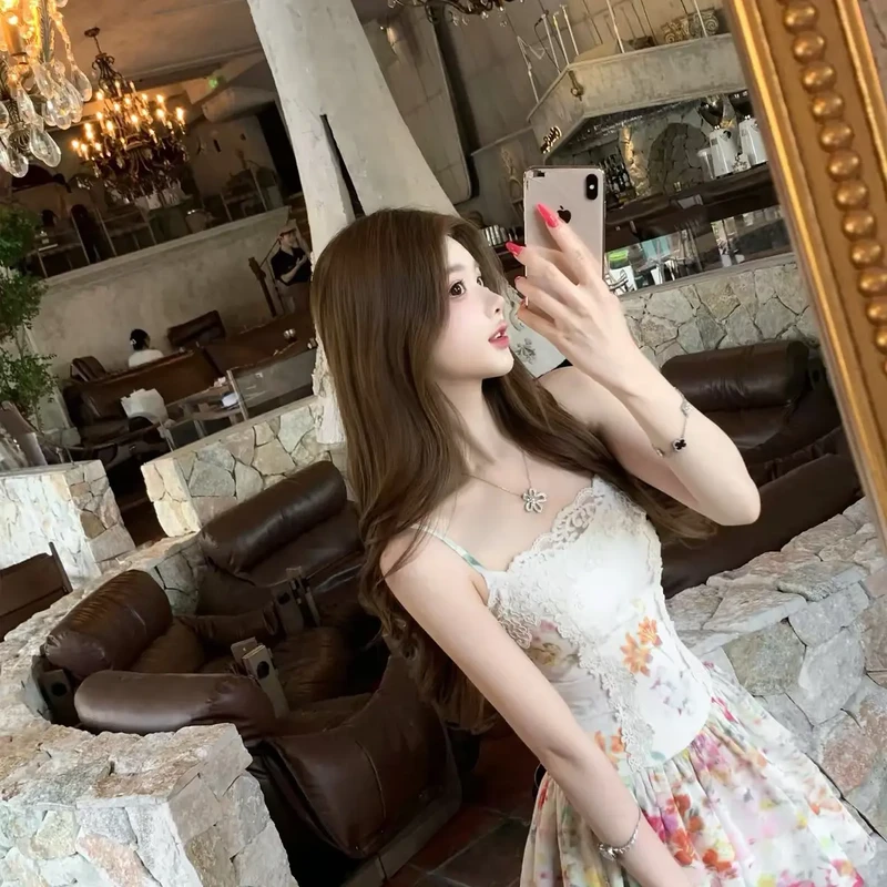 南法千金感蕾丝花边碎花吊带收腰连衣裙