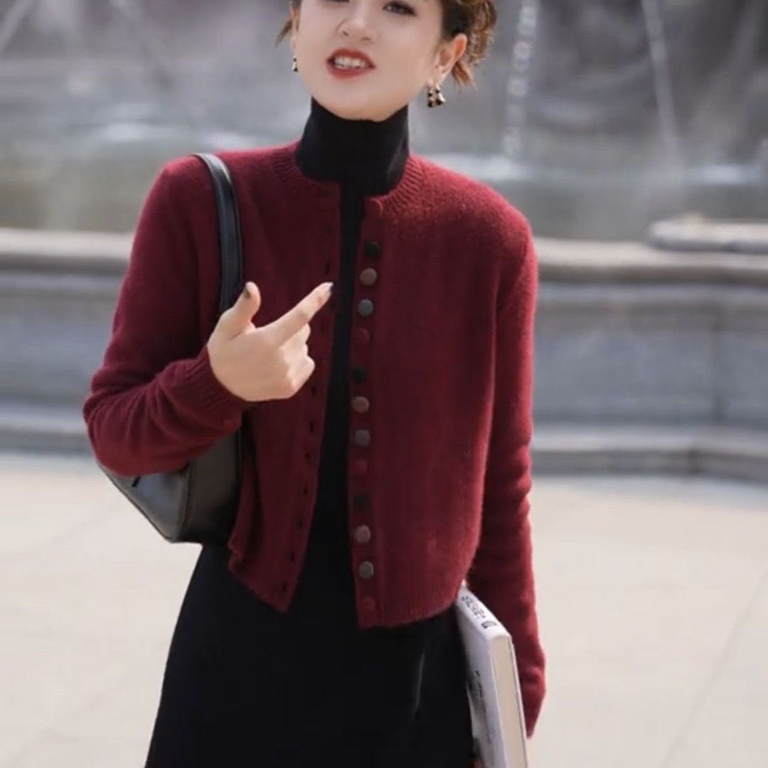 洋气减龄别致红色单排扣针织短款羊绒衫