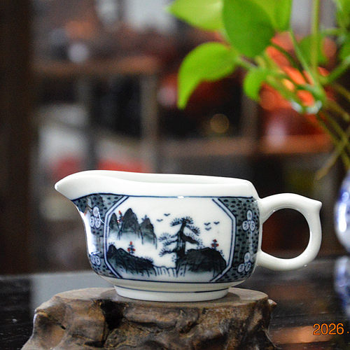 包邮手绘青花陶瓷山水迎客松150毫升公道杯 泡茶奶壶 分茶器 茶海