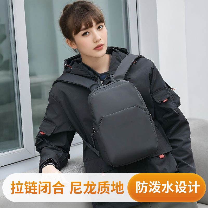 简约百搭风双肩背包男青年日常轻便防水迷你背包户外休闲商务书包