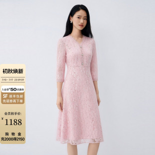 Buou Buou2026秋新轻奢粉色V领蕾丝中袖收腰中长款连衣裙女