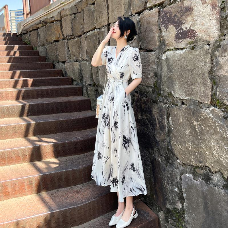 白色碎花连衣裙女2025夏新款气质收腰高端精致法式茶歇小个子长裙