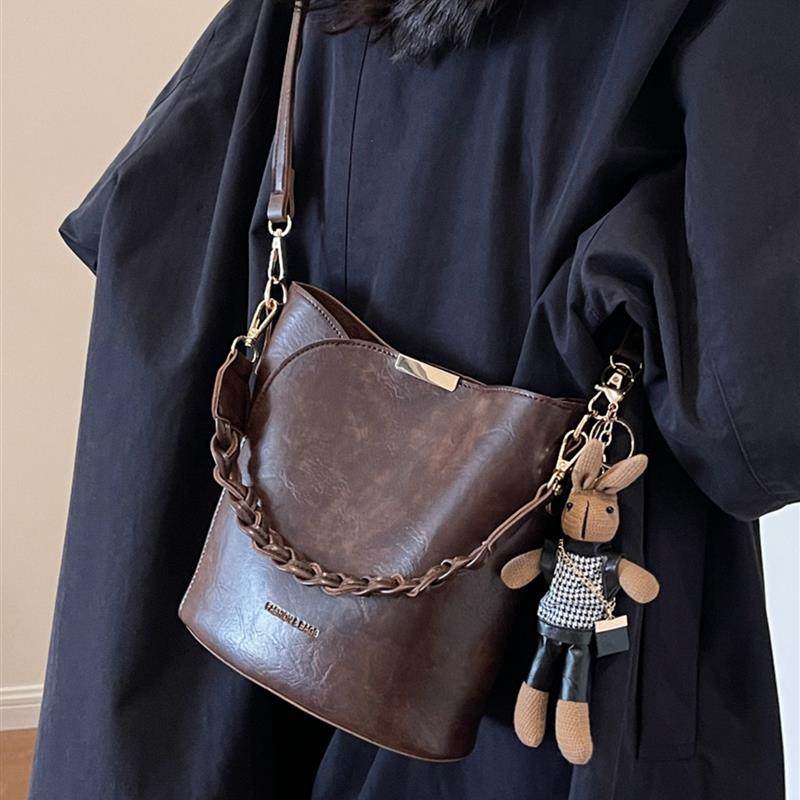 覆古小众水桶包包女士2025新款高级质感百搭斜挎包爆款手提通勤包,箱包皮具/热销女包/男包,水桶包,淘宝优惠券,粉丝福利购,淘宝优惠卷