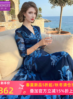 菲梦伊蓝色印花连衣裙女夏装新款轻熟优雅高端设计感收腰V领长裙