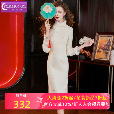 菲梦伊白色提花新中式连衣裙女冬季国风毛领边加厚开叉新年旗袍裙