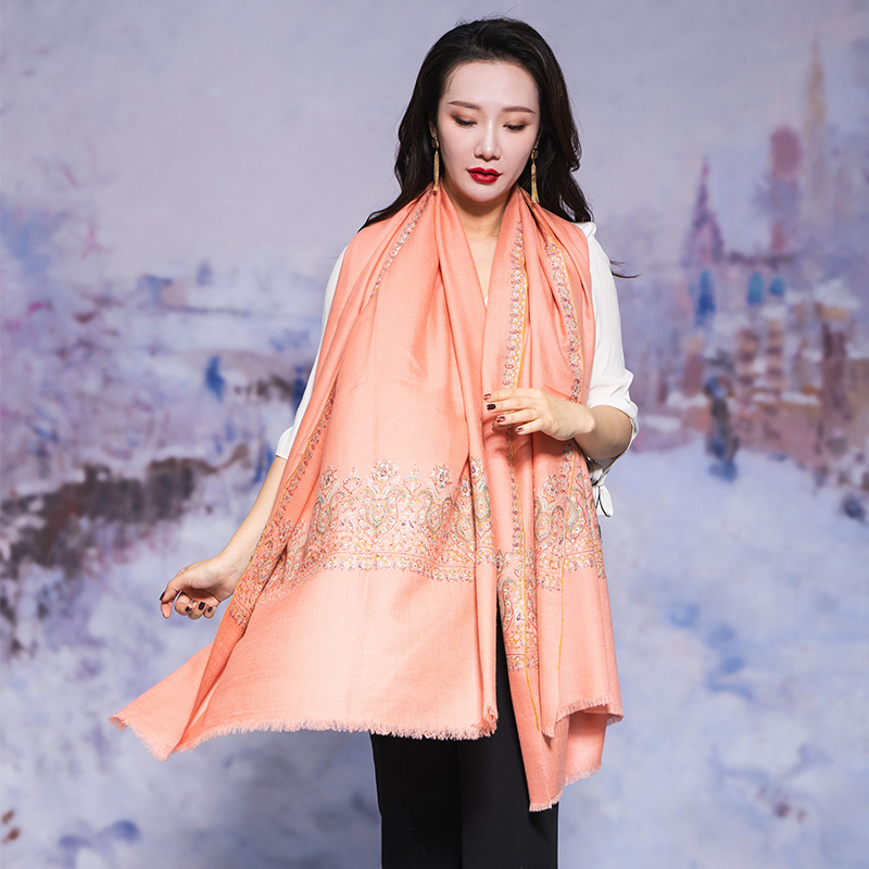 宽边设计款克什米尔手工羊绒围巾