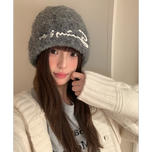 字母刺绣毛绒针织帽子女款秋冬款加厚保暖护耳帽显脸小冷帽毛线帽