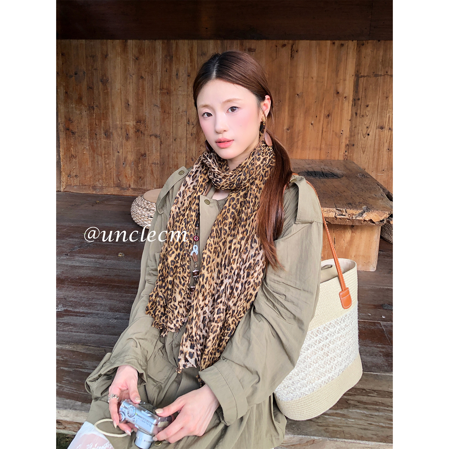 高级感文艺风豹纹薄款系脖丝巾女2026年秋冬氛围感围巾古早披肩潮