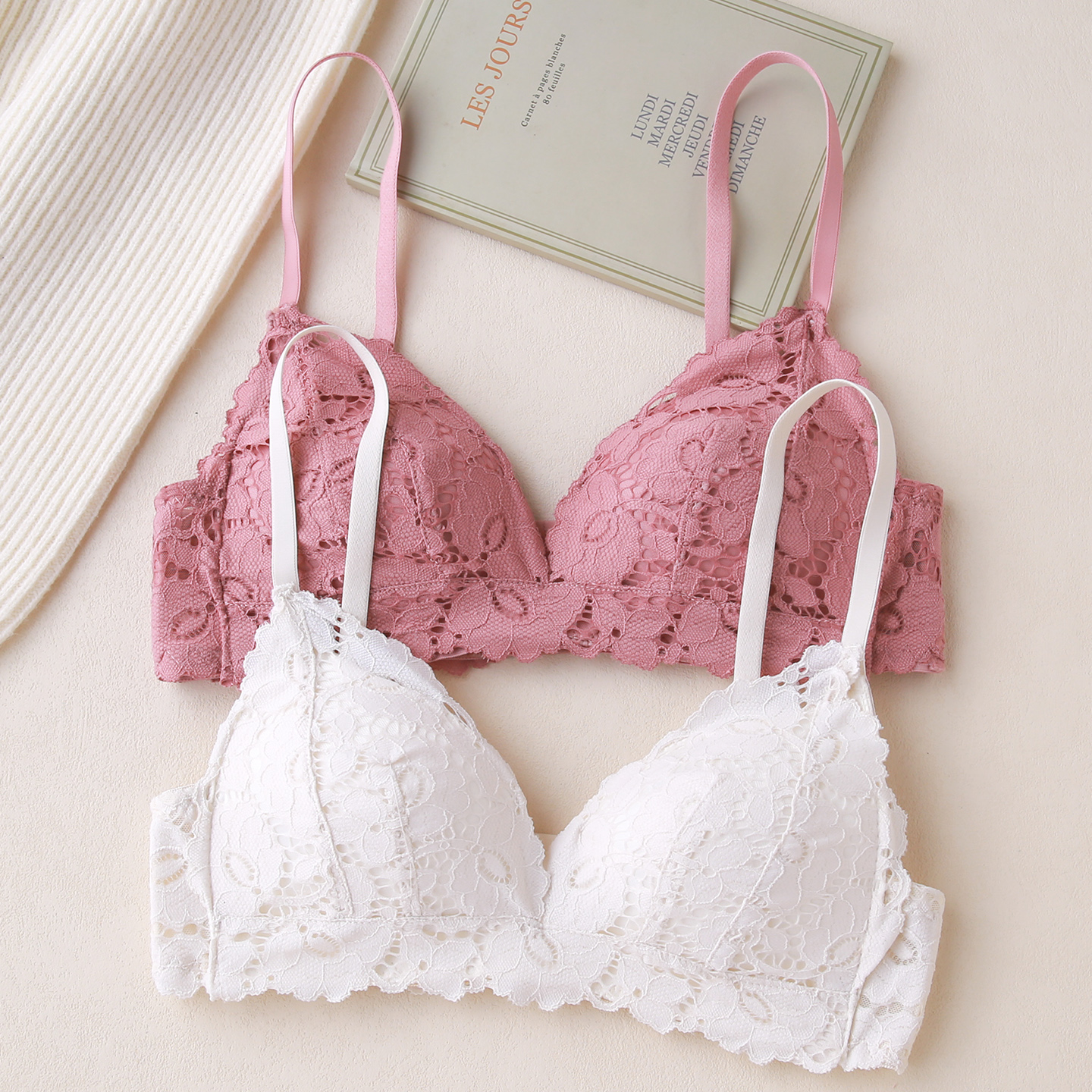 法式蕾丝薄款三角杯内衣女无钢圈小胸聚拢显大上托防下垂文胸套装