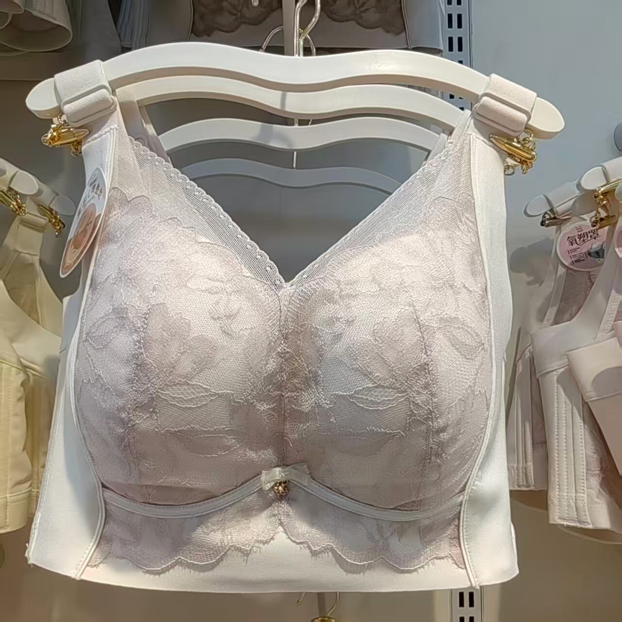 康舒美8657C罩杯无钢圈蕾丝薄款大胸显小收副乳聚拢调整定型内衣