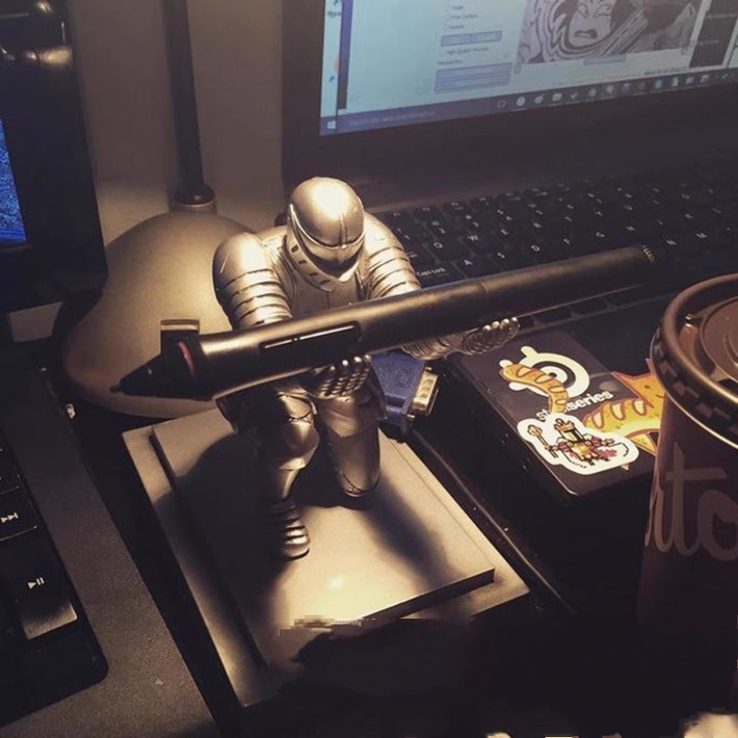 创意PenHolder骑士笔座盔甲英雄笔架展示架文具笔筒金属电镀摆件图片