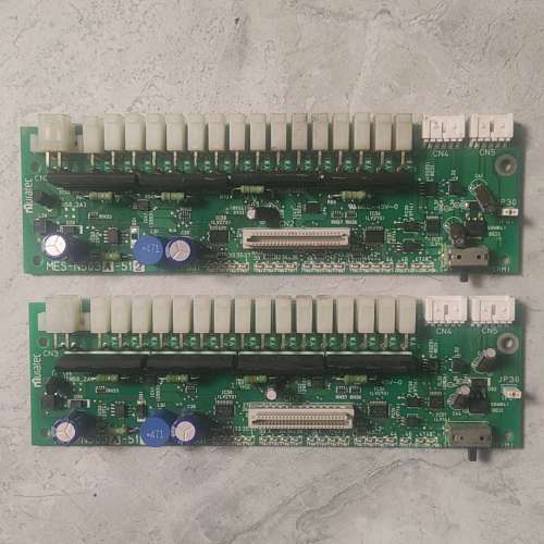 出两块 Muratec PCB 板