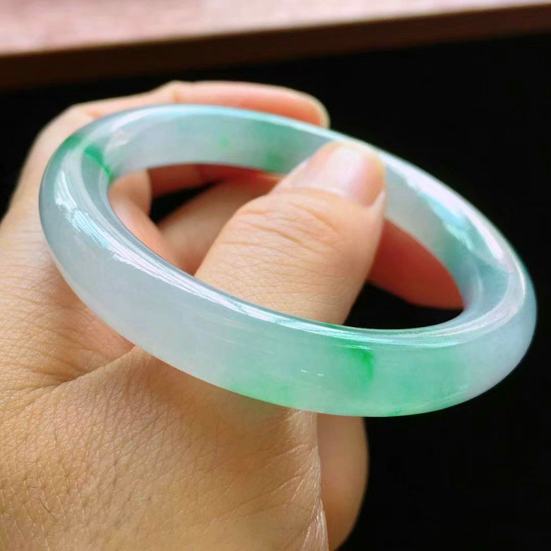 天然翡翠缅甸A货，50圈口飘绿圆条贵妃镯,珠宝/钻石/翡翠,手镯,淘宝优惠券,粉丝福利购,淘宝优惠卷