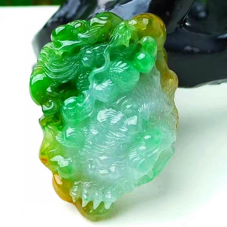 天然缅甸翡翠A货,精美水润,冰种三彩黄加绿龙牌龙虎牌挂件,生